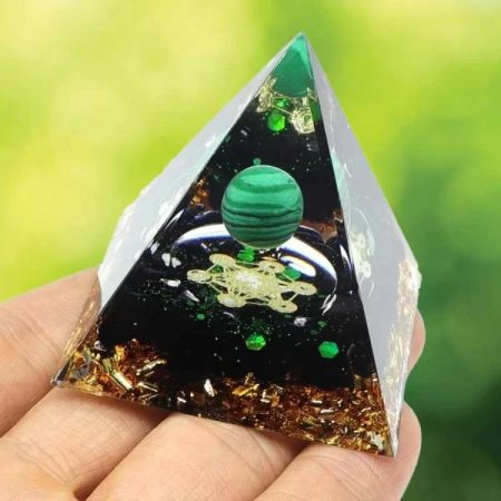 Gros plan sur une des "pyramides orgonites" faite de résine, de copeaux de métal et de cristaux, symbolisant l'harmonie et l'énergie positive.
